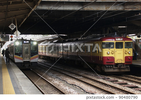 Shinetsu Line 115系列快速列車/ Joetsu Line E129 Series在長岡站停靠 Shinetsu Line 115系列快速列車/ Joetsu Line E129 Series在長岡站停靠 90480790