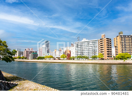 It is an urban landscape from the vicinity of Minami Ohashi in Hagoromo-cho toward the city center. Building streets continue on the riverside. 90481481