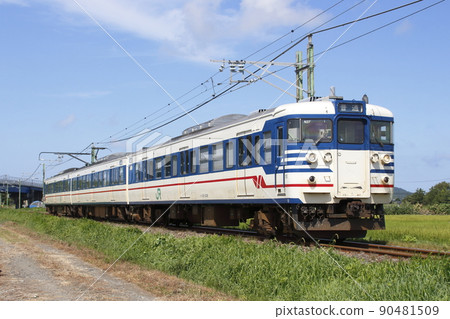 越後線115系列列車接近尾聲（新潟原色） 90481509