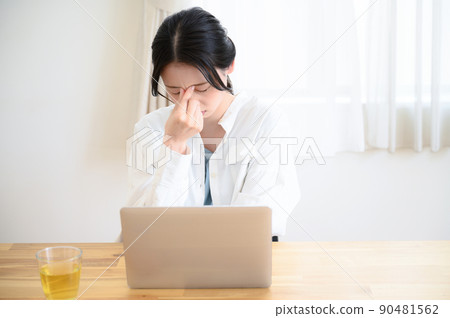 Women suffering from PC 90481562