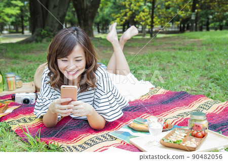 Picnic outdoor women's leisure park lunch 90482056