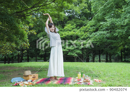 Picnic outdoor women's leisure park lunch Picnic outdoor women's leisure park lunch 90482074