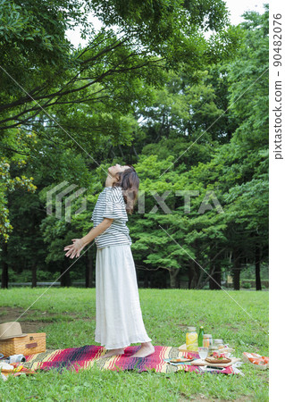 Picnic outdoor women's leisure park lunch 90482076