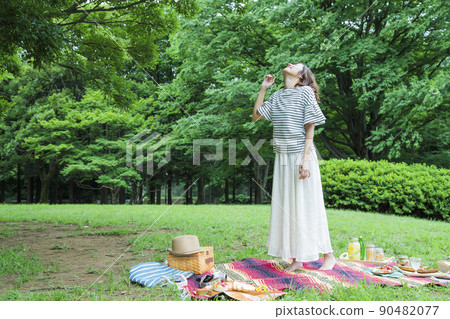 Picnic outdoor women's leisure park lunch 90482077