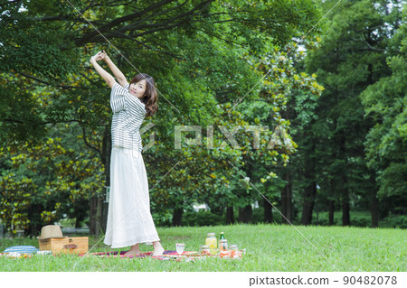 Picnic outdoor women's leisure park lunch 90482078