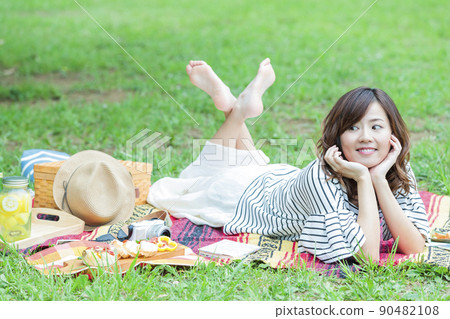 Picnic female leisure park lunch Picnic female leisure park lunch 90482108