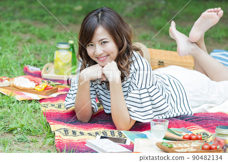 Picnic female leisure park lunch Picnic female leisure park lunch 90482134