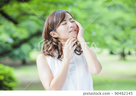 秀麗女性秀麗護膚畫像新綠色 90482145