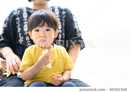 A child who eats bananas 90482308