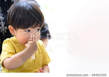 A child who eats bananas 90482309