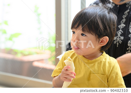 A child who eats bananas 90482310