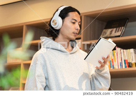 戴耳機看書的男人 90482419