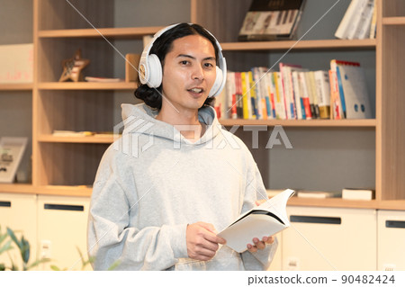 戴耳機看書的男人 戴耳機看書的男人 90482424