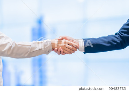 A businessman shaking hands 90482783