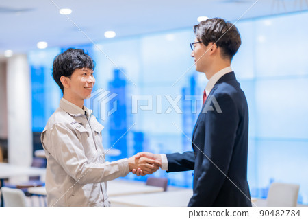 Businessmen who agree on a partnership 90482784