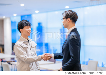 Businessmen who agree on a partnership 90482785