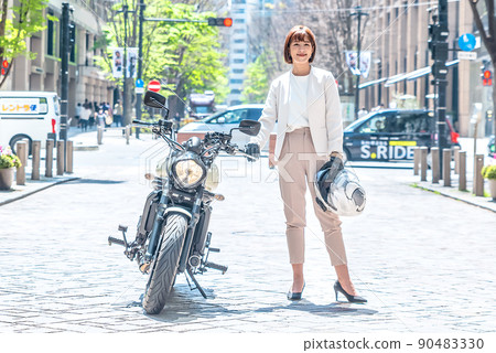 騎摩托車上下班的女騎手丸之內 90483330