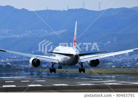 Osaka International Airport passenger plane takeoff and landing Senri Kawajiri 90483791
