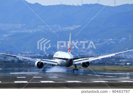 Osaka International Airport passenger plane takeoff and landing Senri Kawajiri Osaka International Airport passenger plane takeoff and landing Senri Kawajiri 90483797