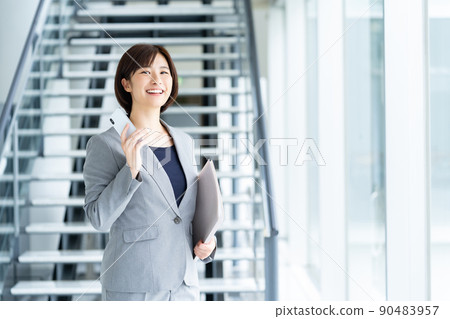 有智能手機的女僱員,女商人 有智能手機的女僱員,女商人 90483957