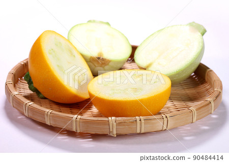 濾鍋上圓形西葫蘆的橫截面 90484414