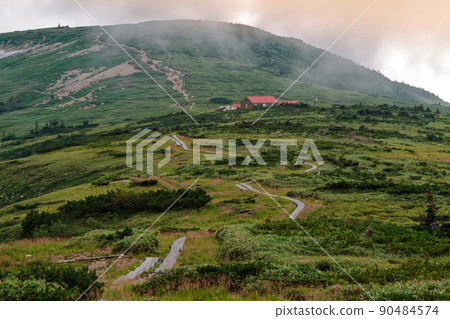 Tarohei, Northern Alps in the evening when clouds flow 90484574