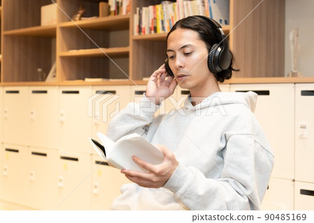 戴耳機看書的男人 戴耳機看書的男人 90485169
