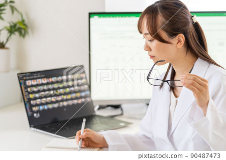 醫生檢查女醫生 90487473