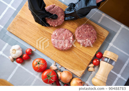 Making Billets for burgers from fresh minced meat on domestic kitchen 90488783