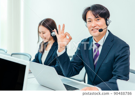在呼叫中心接電話的人 在呼叫中心接電話的人 90488786
