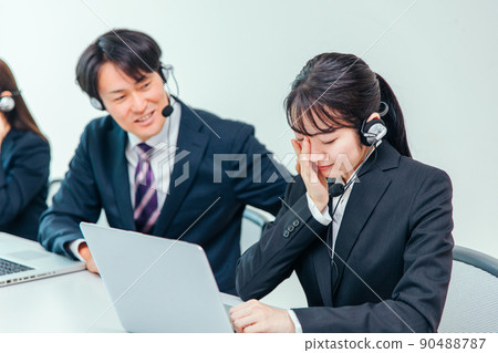 一個男人安慰一個回應抱怨的女人 90488787