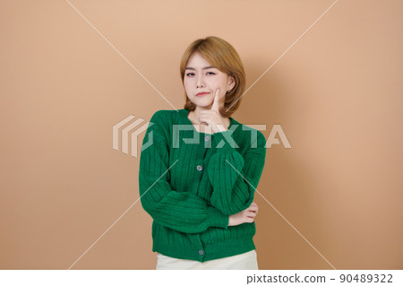 Woman thinking critically analyzing things focusing on something important Woman thinking critically analyzing things focusing on something important 90489322