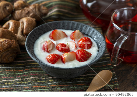 在陶器中供應草莓酸奶的早餐形象 90492863