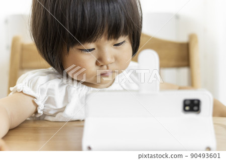 Baby sitting and watching videos on smartphone (1 year 10 months old, girl, Japanese) 90493601