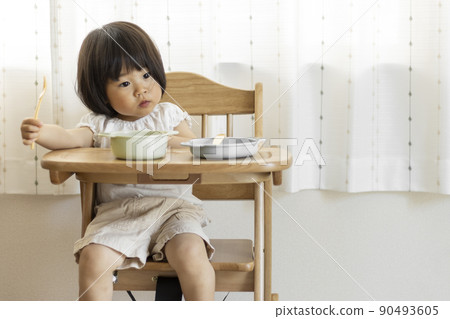 嬰兒坐姿和進食(1 歲 10 個月大,女孩,日本人) 嬰兒坐姿和進食(1 歲 10 個月大,女孩,日本人) 90493605