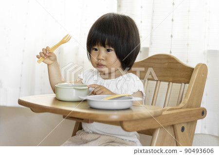 嬰兒坐姿和進食(1 歲 10 個月大,女孩,日本人) 嬰兒坐姿和進食(1 歲 10 個月大,女孩,日本人) 90493606