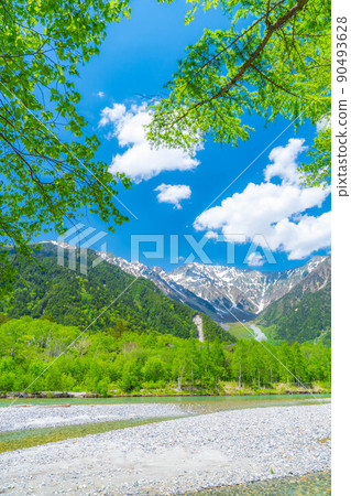 [Scenic view] Kamikochi in early summer [Nagano Prefecture] 90493628