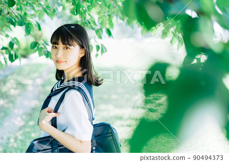 穿著夏天衣服的女高中生 穿著夏天衣服的女高中生 90494373