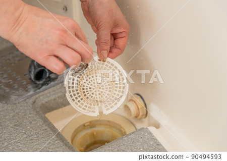 [Middle housewife cleaning the drain of the bathroom] 90494593