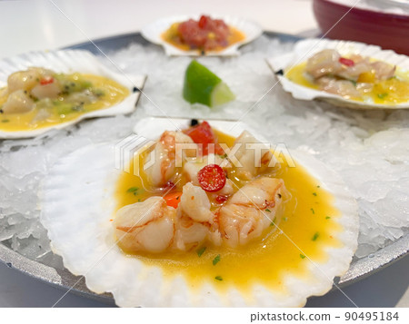 Shrimps in sauce and with hot pepper lie on a shell that stands on ice. High quality photo Shrimps in sauce and with hot pepper lie on a shell that stands on ice. High quality photo 90495184