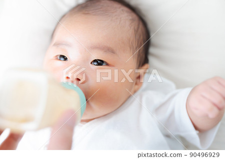 Baby drinking milk 1 month old 90496929