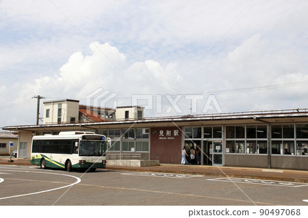 見附市公共巴士在見附站停靠 見附市公共巴士在見附站停靠 90497068