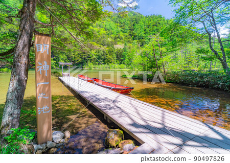[Scenic view] Myojin Pond in Kamikochi in early summer [Nagano Prefecture] 90497826
