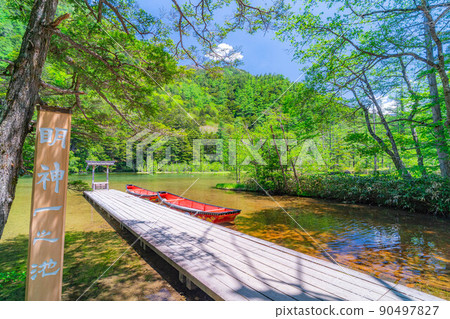 [Scenic view] Myojin Pond in Kamikochi in early summer [Nagano Prefecture] 90497827