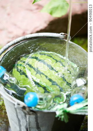 Cool the watermelon and ramune in a bucket 90498013
