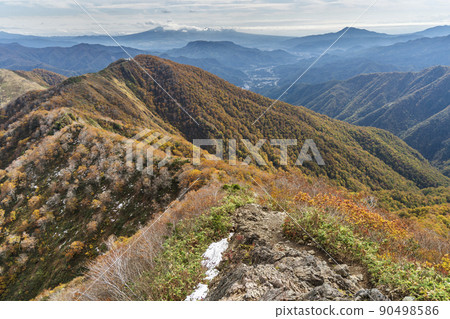 View of Mt. Tanigawa in autumn, Tenjin Ridge, Mt. Akagi, etc. [Gunma Prefecture, Tone District, Minakami Town] 90498586