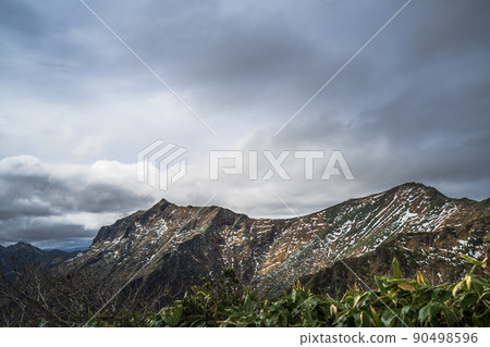 View of Ojika Sawanoto and Manai Tagura from the mountain trail of Mt. Tanigawa in autumn [Gunma Prefecture, Tone District, Minakami Town] 90498596