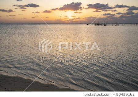 沖繩：黃昏的大海（安良波海灘） 90499162