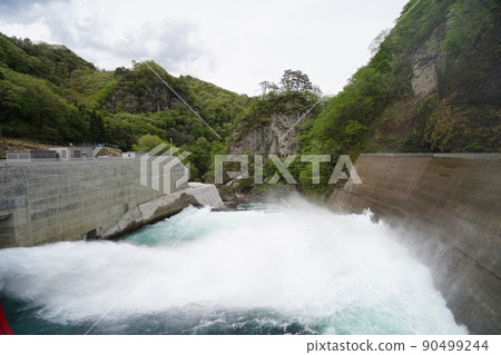 群馬縣長野原町 Yamba 水壩 2022 年 4 月 27 日從水壩下部出口排放 90499244