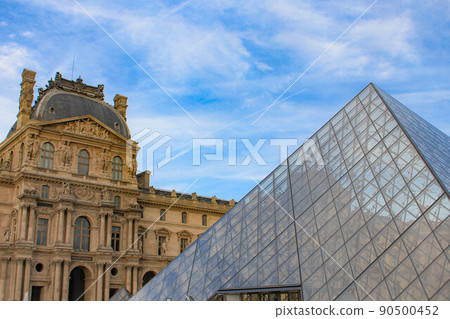 [Paris] Exterior of the Louvre Museum 90500452